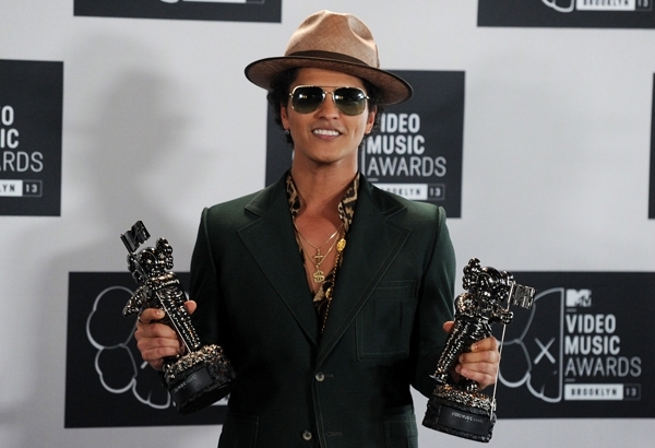 
	
	31/5/2013, ca sĩ kiêm nhạc sĩ tài năng Bruno Mars bất ngờ nhận được tin báo từ người thân về việc mẹ của anh phải cấp cứu. Cuối cùng vào ngày 1/6, mẹ của Bruno đã qua đời do hội chứng phình động mạch não ở độ tuổi 55. Với tình yêu vô bờ bến mà Bruno dành cho mẹ mình, thì có lẽ cái chết của mẹ là một cú sốc lớn đối với ngôi sao tài năng của nước Mỹ. Tuy nhiên vào tháng 8/2013, anh đã xuất sắc giành hai giải thưởng Best Male Video và Best Choreography với 2 MV Locked Out of Heaven và Treasure.